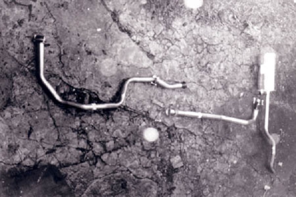 Stainless steel exhaust pipe of a SIIA Land
                    Rover